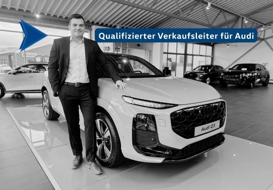 Person im Anzug vor Audi Q3 schwarz weiĂ im Schauraum Borna Audi